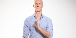 Mann in Qigong Position