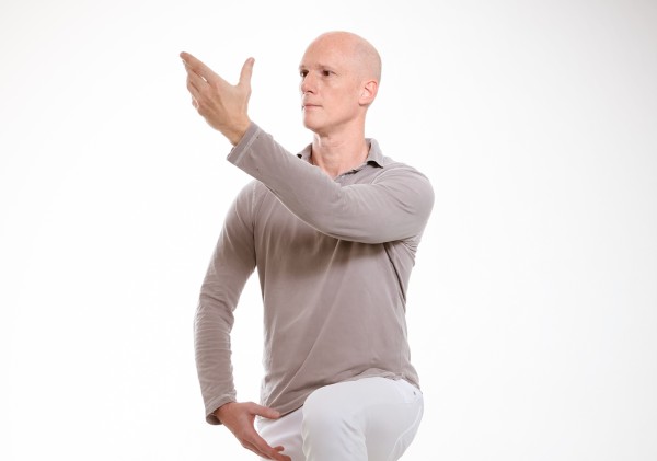 Qigong Praktizierender zeigt eine Übung