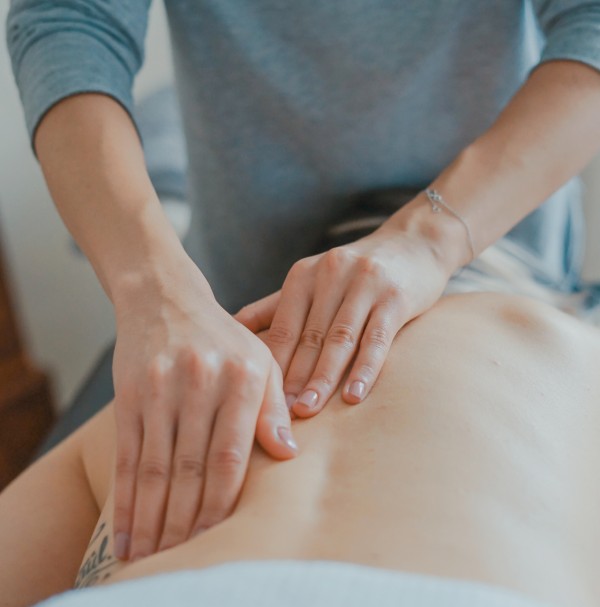 Tuina Massage Sanfte Tuina Akupressur Anwendung am Rücken