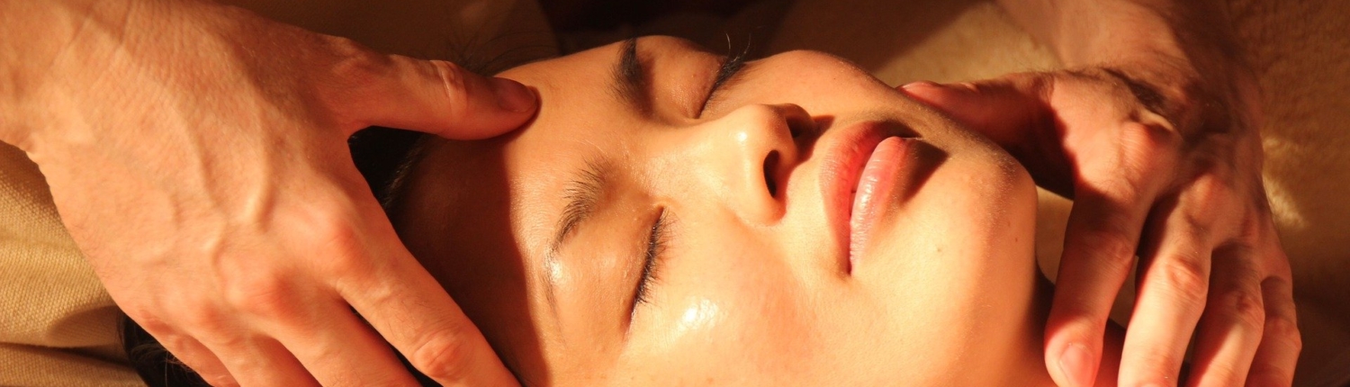 Entspannte Gesichtsmassage